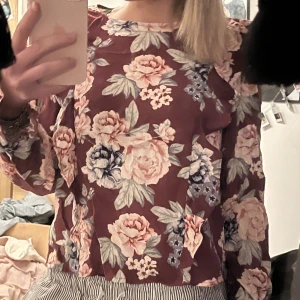 Blommig blus med volanger - Oanvänd blommig blus från cubus i strl 164, skulle säga xs/s. Säljer för 100kr💕