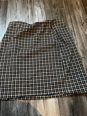 Hm kjol - Säljer denna H&M kjolen för 50kr köptes för 99 storlek XS sitter bra på mig som är 1,60 men även längre och kortare ❤️