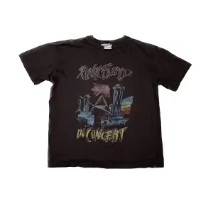 Riktigt bra kvalitet Pull & Bear Pink Floyd T-shirt, svart/mörkgrå färg. ⚠️Kontakta mig innan du köper ⚠️