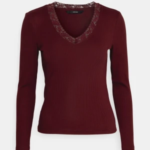 Vinröd spetströja - Jag säljer denna jättefina vinröda tröjan men spets. Den är använd ett fåtal gånger, väldigt bra skick!