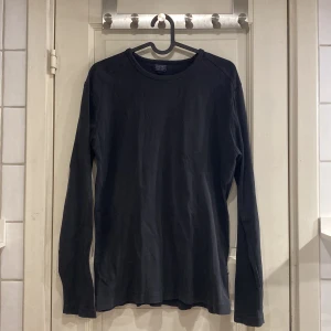 Långärmad svart tröja  - Långärmad svart tröja från Trend. Strl M. Bra skick