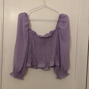 Topp med puffärmar - Pastellila topp från HM. Storlek S.  Använd fåtal gånger 