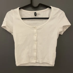 Topp H&M - En vit topp från hm, Kommer inte till användning, storlek xs. 