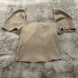 Bege tröja från H&M - Denna vara är använd endast 1 till 2 gånger. Tröjan är i gott skick👍