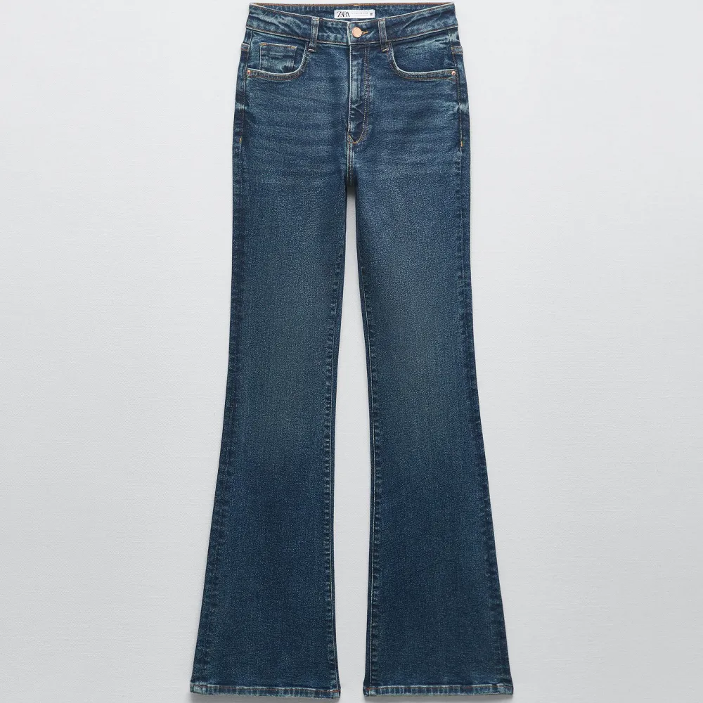 Zara högmidjade bootcut jeans, använda 1 gång, för långa på mig som är 160 skumme passa någon 165+, köpta för 359kr. Storlek 32  skulle säga mer en 34. Jeans & Byxor.