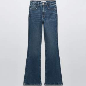 Zara högmidjade bootcut jeans, använda 1 gång, för långa på mig som är 160 skumme passa någon 165+, köpta för 359kr. Storlek 32  skulle säga mer en 34