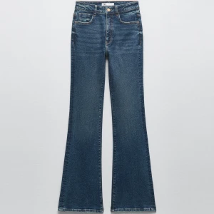 Bootcut jeans - Zara högmidjade bootcut jeans, använda 1 gång, för långa på mig som är 160 skumme passa någon 165+, köpta för 359kr. Storlek 32  skulle säga mer en 34