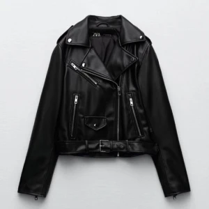 Skinnjacka Zara - Som ny! Säljer denna då jag vill köpa en annan i år och ha som vårjacka😝PRIS ÄR DISKUTERBART VID SNABB AFFÄR!!:)