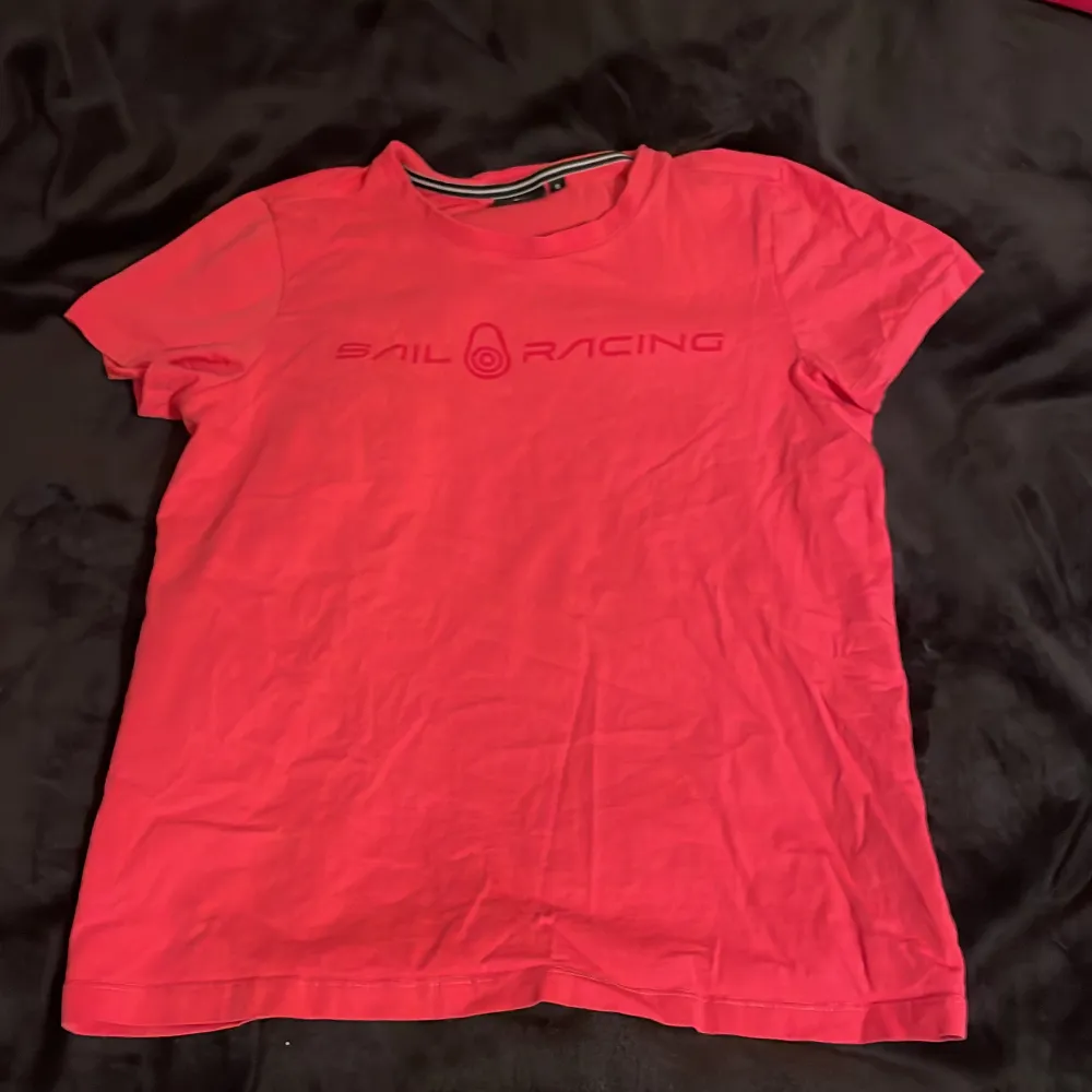 Säljer nu min fina sail racing tröja som är rosa i super bra skick. Skiv till mig för mera info eller bilder. Passar både tjeje och killar. . T-shirts.