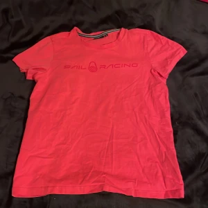 T-shirt  - Säljer nu min fina sail racing tröja som är rosa i super bra skick. Skiv till mig för mera info eller bilder. Passar både tjeje och killar. 