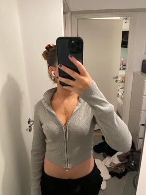 grå långärmad tröja - I storlek 36 från Plt i stretchigt tjockt tyg. Använd fåtal gånger. Justerbar dragkedja 🫶🏼