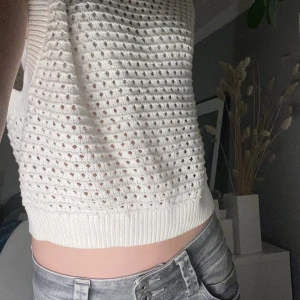 Stickad ihålig tröja! - En jätte fin tröja inte andvönd många gånger den har inga armar och är ihålig!💗Från Lindex