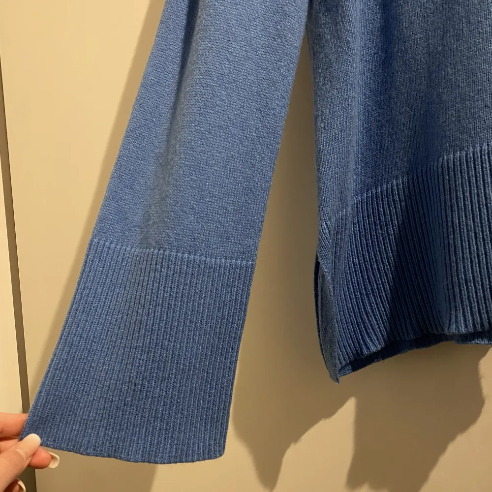 Säljer denna super fina blå stickade tröjan som endast är använd vid 2 tillfällen. Skicket är alltså nästintill ny! Säljer pga att jag inte riktigt tyckte jag passade i den färgen men annars väldigt snygg i modellen 💙 Storlek XS men passar S också.. Stickat.