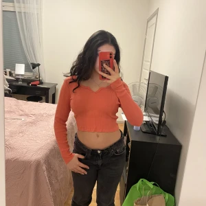 Ribbad Topp - Orange/rosa ribbad topp från Gina i XS