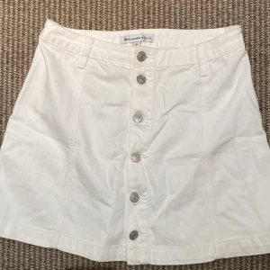 Jeanskjol från Abercrombie & Fitch - Vit jeanskjol från Abercrombie & Fitch i storlek 4 (S). 