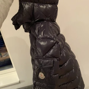 Moncler Maya Jacka (Navy) - Säljer min moncler maya jacka i size 14-16 år (1). Den är i gott skick och kvitto finns, QR koden går även att scanna. Kan hämtas i Göteborg eller fraktas!