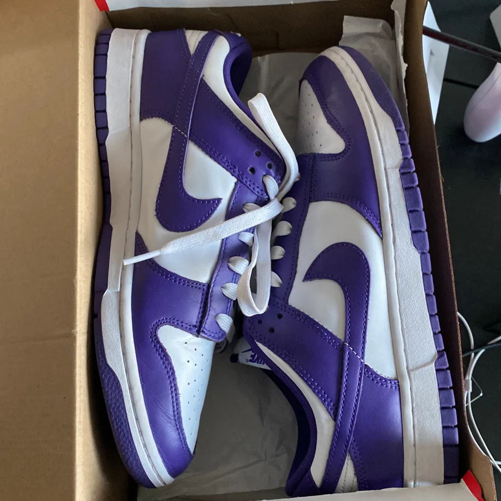 Säljer nu dessa begagnade Nike Dunk Court Purple som är använda två gånger varsamt! De är storlek 42.5 Eu! Skicka till mig ifall ni har frågor eller annat ni undrar över!. Skor.