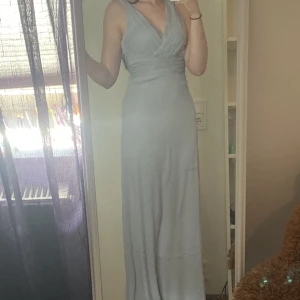 Balklänning  - Säljer nu min balklänning ifrån nelly. Endast använd 1gång och är i nyskick. Klänningen är uppsydd lite men passar perfekt om du är 160-170 beroende på klackar osv.  Priset går absolut att diskutera så bara att höra av sig.