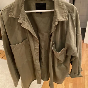 Grön jacka  - Säljer då den inte kommer till andvändning, fint skick, andvändt ett fåtal gånger!  Storlek L, den sitter alltså ganska löst och stort! Köparen står för frakten💕