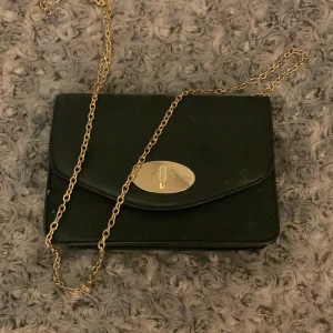 Axelväska - Superfin axelväska i lädermaterial! Meddela gärna om du har några frågor💕🙌