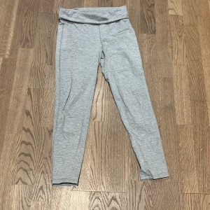 Gråa mjukisbyxor - Gråa tajta mjukisbyxor från gapkids, passar storlek xs, bra skick