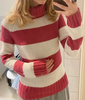 Sweatshirt  - Gullig sweatshirt med turtle neck från Terranova