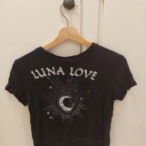 H&M, S - En svart t-shirt med tryck från H&M i st S men passar även en XS. Den är i bra skick.  30kr+frakt