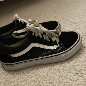 Vans skor i storlek 36. Andvänd få gånger men lite smutts finns men går enkelt att tvätta bort.