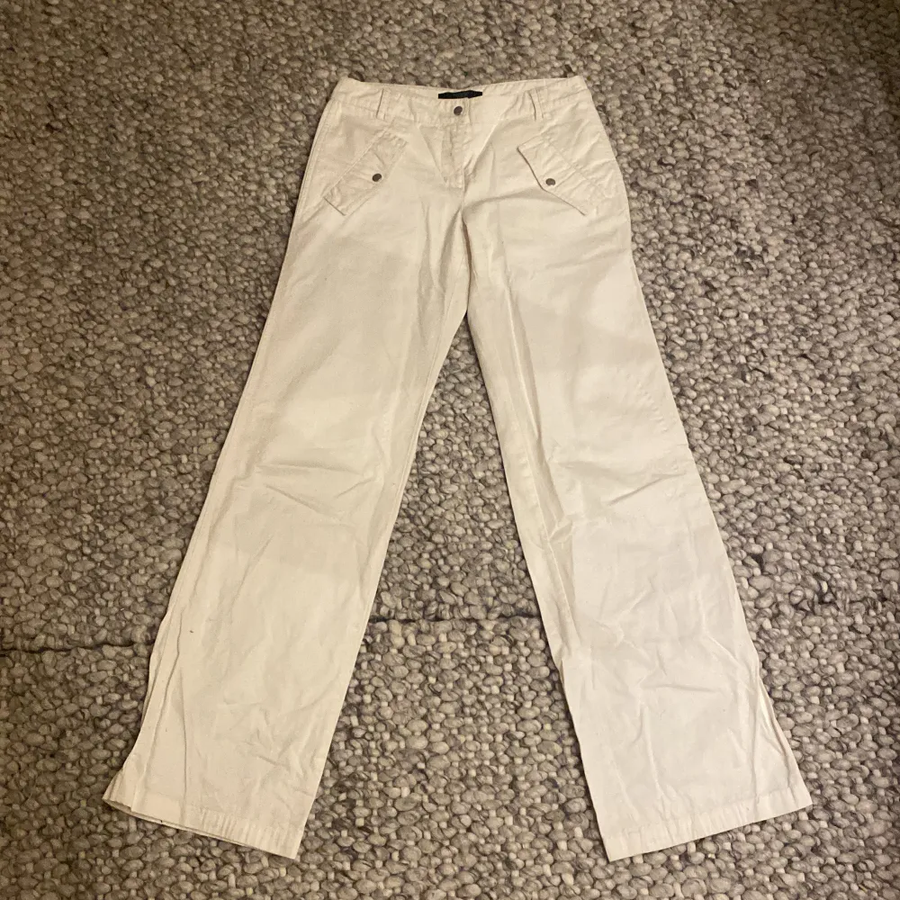 Ett par jättesnygga cargobyxor, säljer pga att de inte kommer till användning❤️Passar jättebra på mig som är 170, nypris: 300kr. Jeans & Byxor.