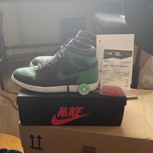Jordan 1 Pine Green - Kondition 9/10, använda max 10 gånger.  Dessa är otvättade. Ladda upp dessa bilder för att visa ur oanvända de är. Tvättar dem nu :-) finns att hämta i Vasastan och kan fraktas. Original Box, Extra skosnören som kom med och StockX kvitto och verifikation.