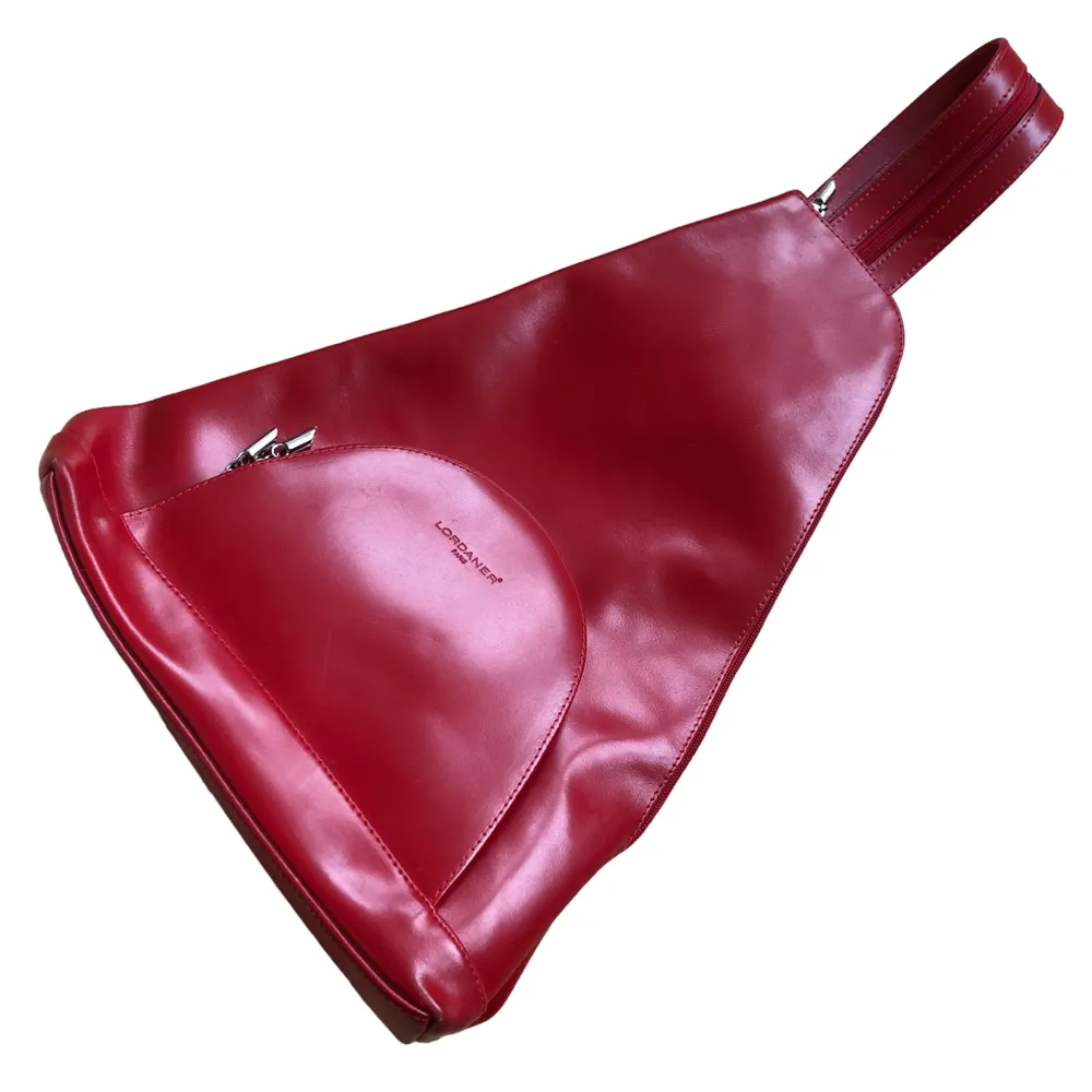 Väska i fuskskinn från Lordaner Paris 💌 Kan användas som både axelrem och ryggsäck ❤️‍🔥. Väskor.