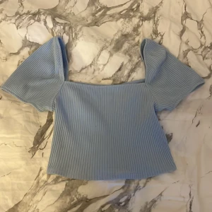 Blå sommar topp - Har nästan aldrig använt den då den är för liten för mig❤️Super fint skick! Köpte den för 99kr❤️