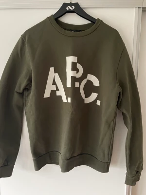 A.P.C Sweatshirt - Inköpt på Careofcarl 2022 för 1400kr. Använd fåtal gånger, cond i 10/10. 