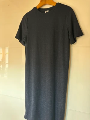 Blå glittrig klänning - Oanvänd fin klänning!