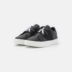 Calvin Klein - Sneakers  - De är använda en del men i fint skick. Nu kommer de dock inte till användning längre så därför säljer jag. Hör av er för fler bilder eller frågor ❤️