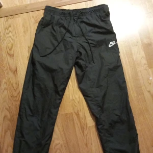 Nike sweatpants/träningsbyxor - sköna, bra, snygga, bästa du kan hitta. Storlek m lite för små på mig som är 185. Använda sparsamt.