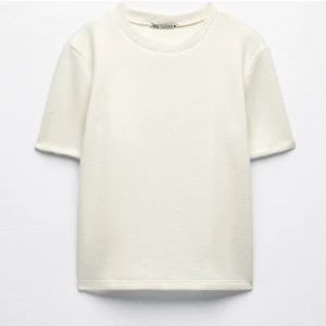 Zara T-shirt  - Världens skönaste T-shirt från Zara som är i gott skick! 😍Säljer eftersom jag inte längre har  användning för den, skriv för frågor och använd inte ”köp nu”🫶🏼