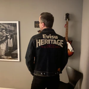 Evisu Heritage Jeansjacka  - Ordinarie nypris ca 6000 kr, om pappa minns rätt 😃Köpt för ca 15 år sen och har varit oandvänd, där av är pressvecken kvar och är fortfarande stel i textilen. Broderatt och unikt tryck. Ass coool!!! Passar unisex!