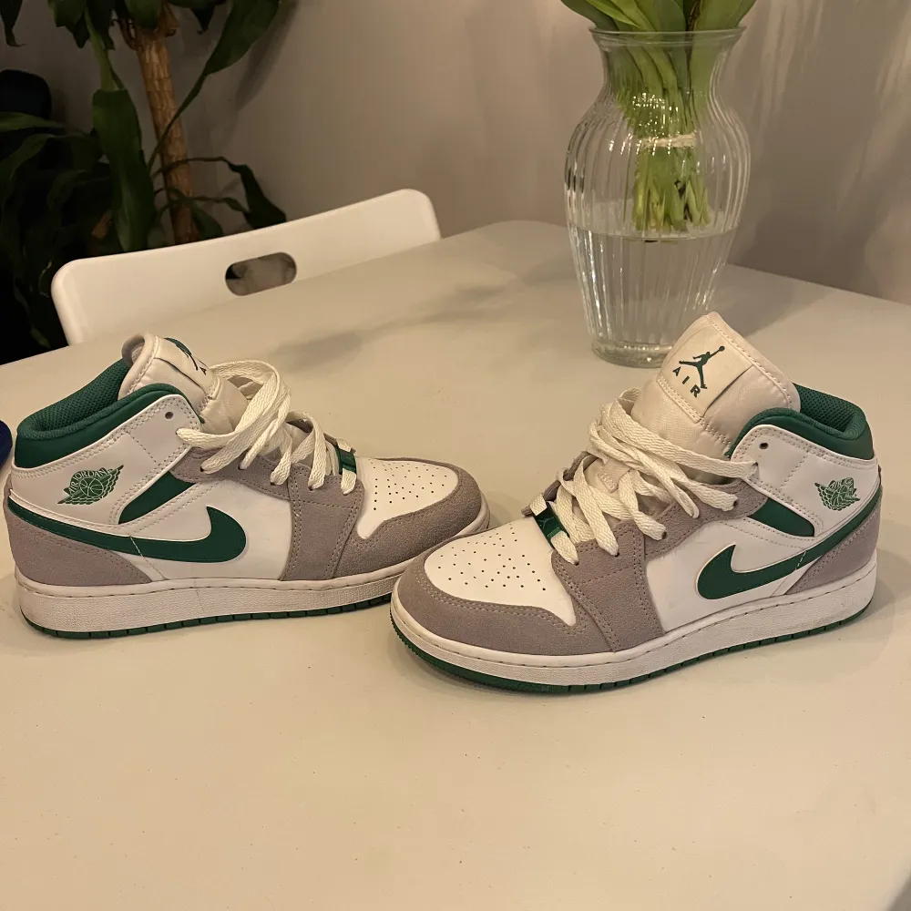 Säljer nu mina jordans 1 ”grey green” mid i storlek 38. Inköpta på Merchsweden.se. Nypris 2999 kr.  Endast använda ett par fåtal gånger, väldigt fint skick!   Vid köp tillkommer kvitto från merchsweden.se. . Skor.