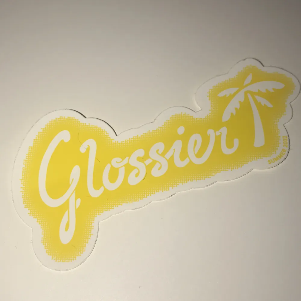 Klistermärke från Glossier för sommar kollektionen 2022. Perfekt att dekorera med eller för den som samlar Glossier klistermärken 🤍. Övrigt.