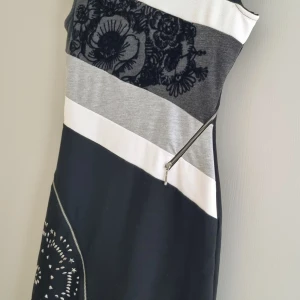 Klänning  - Superfin klänning från Desigual , ej använd pga fel storlek för mig. Nypris omkring 800:-. Köparen betalar fraktkostnad.