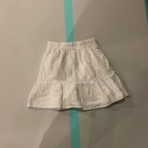 New yoker kjol - Fin kjol men har en liten liten blå fläck. Men jag eller mina kompisar märken den inte en. Har växt ut den.