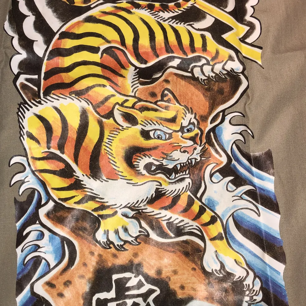 Kortärmad skjorta med tigrar, stenade ögon. Bra skick, typ aldrig använd. . Skjortor.
