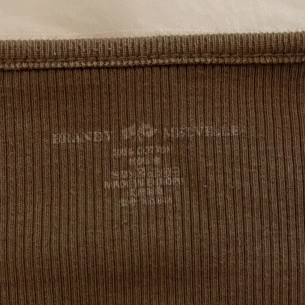 Söt tröja köpte från brandy Melville i USA. Jätte fin på och har skön material. Jätte bra skick! Og pris: 20USD. . Toppar.