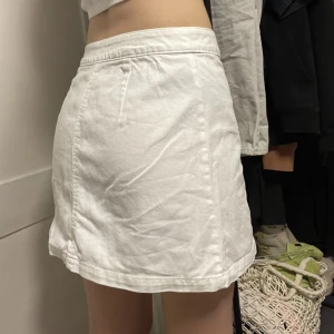 Kjol  - Lågmidjad vit kjol. Väldigt fin