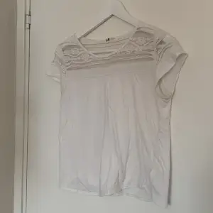 Säljer denna vita söta t-shirt/topp från H&M med snygga detaljer längst upp. Den är i storlek 170 men passar en XS/S, då jag själv vanligtvis när XS/S. I väldigt bra skick! 75kr + frakt. Skriv privat om ni önskar fler bilder 🥰💕