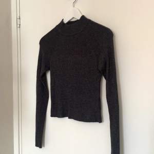 En grå/svart tröja som inte längre kommer till användning, så i väldigt bra skick! Skriv privat om ni önskar fler bilder 🥰💕