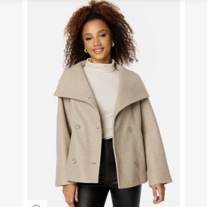 Kappa - En jätte fin kort kappa från bubbleroom i st 42 som tyvärr inte kommer till andvänding. I nyskick då jag använt den 4 ggr. Köpt för 900 säljer den för 500. Skriv till mig privat om du vill ha bilder då jag har på mig den och kan visa hur den ser ut på🙏💓