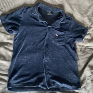 Blount & pool frotté t-shirt - Säljer min blount & pool frotté t-shirt. Skick 10/10. Knappt använd.