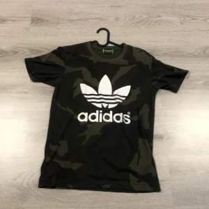 Adidas tröja!!! - Säljer adidas kamouflage T-shirt. Bra skick, nästan helt ny. 